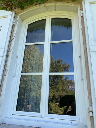Photo illustrant l'actualité « De belles fenêtres cintrées Bois pour la rénovation d'une maison de maître en Isère »