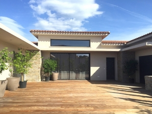 Photo de la réalisation « Des menuiseries modernes pour une maison provençale »