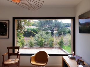 Photo de la réalisation « Une fenêtre fixe face au jardin à Saint-Cyr-sur-Mer »